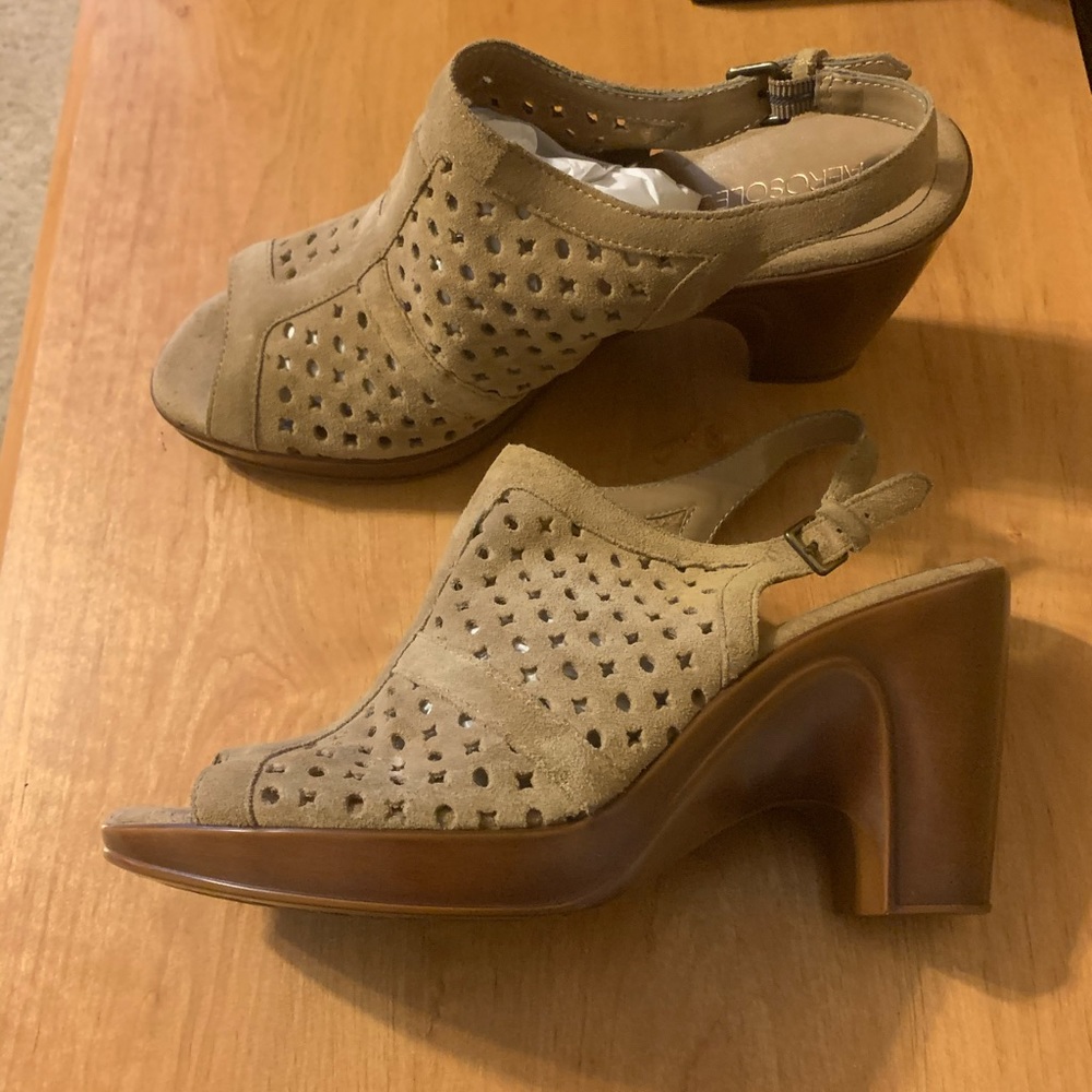 New never worn Aerosoles Sling Back